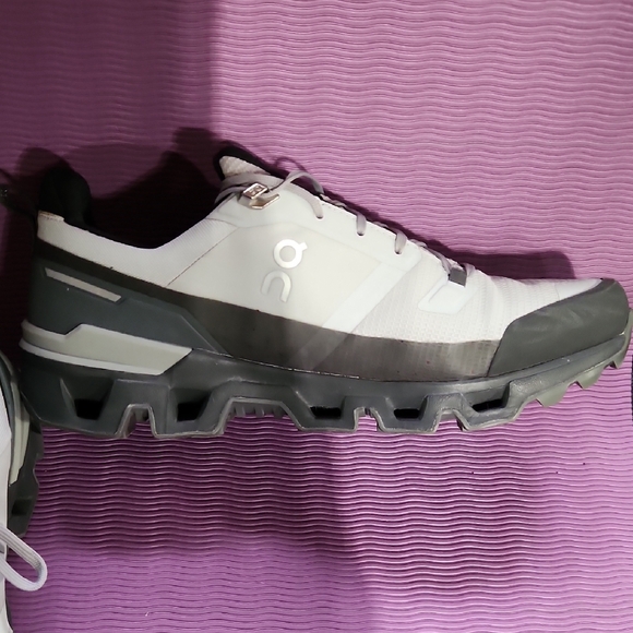 On Running Men's Shoes in White and Black - Picture 5 of 10